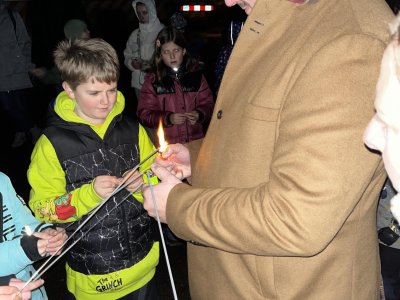 Balkónové zpívání a prskání prskavkou